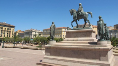 Napoléon et ses 4 frères | Ajaccio | photo Corsicamore Napoléon et ses 4 frères | Ajaccio | photo Corsicamore